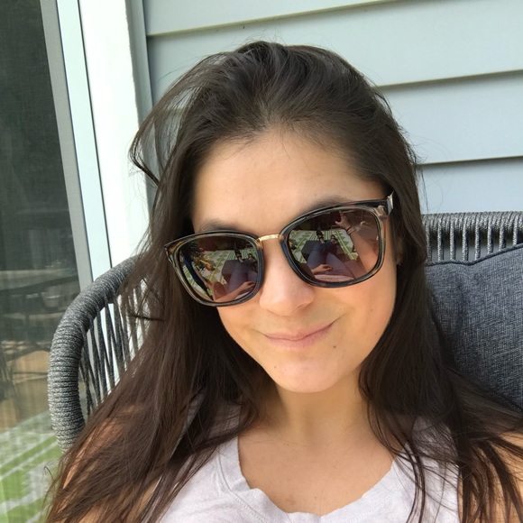 Meet your Posher, Sarah - Picture 1 of 1